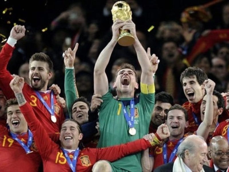Tại World Cup 2010, Tây Ban Nha lần đầu nâng chiếc cup danh giá